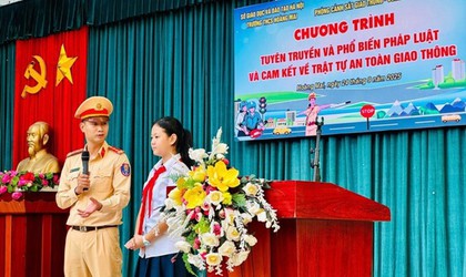 TRƯỜNG THCS HOÀNG MAI TỔ CHỨC TUYÊN TRUYỀN PHÁP LUẬT VÀ AN TOÀN GIAO THÔNG
