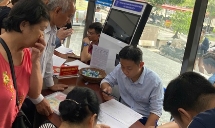 Hà Nội: Hỗ trợ tối đa 26.000 đồng/lượt phí bưu chính khi sử dụng dịch vụ công trực tuyến và Thí điểm thực hiện thủ tục hành chính không phụ thuộc vào địa giới hành chính