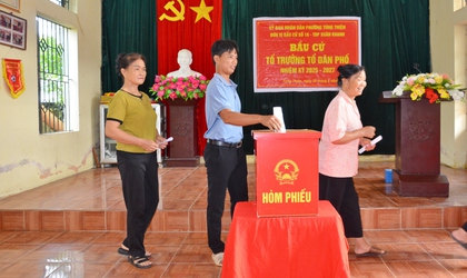 Cử tri phường Tùng Thiện tích cực tham gia bầu cử Tổ trưởng Tổ dân phố nhiệm kỳ 2025-2027