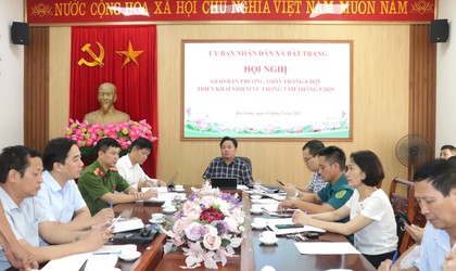 Lãnh đạo UBND xã Bát Tràng giao ban với các trưởng thôn về việc thực hiện nhiệm vụ tháng 8, triển khai nhiệm vụ trọng tâm tháng 9 năm 2025