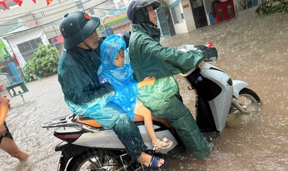 Phường Định Công hỗ trợ người dân khắc phục ảnh hưởng do hoàn lưu bão số 10 gây ra