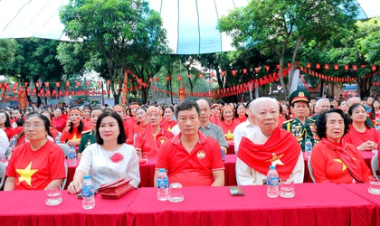 Không khí xúc động tại điểm cầu truyền hình trực tiếp Lễ diễu binh, diễu hành A80 phường Nghĩa Đô