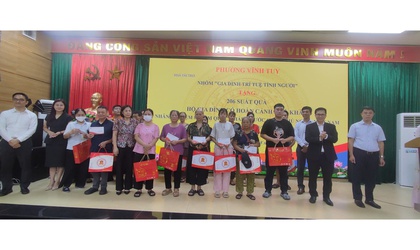 TRAO YÊU THƯƠNG TỚI CÁC HỘ GIA ĐÌNH KHÓ KHĂN NHÂN DỊP 80 NĂM QUỐC KHÁNH 02-9
