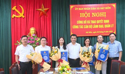Xã Hát Môn tổ chức hội nghị công bố và trao Quyết định về công tác cán bộ