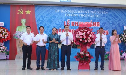 Đồng chí Phó Bí thư Thường trực Đảng ủy dự Lễ khai giảng năm học mới 2025 – 2026 tại trường THCS Văn Tự