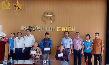 Phường Long Biên phối hợp chi trả hỗ trợ cho 03 hộ cận nghèo theo tiêu chuẩn Trung ương, nhân dịp kỷ niệm 80 năm Cách mạng tháng Tám và Quốc khánh 02/9.