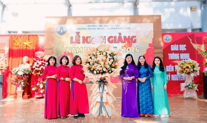 Học sinh phường Hai Bà Trưng hân hoan đón năm học mới: Tự hào truyền thống - Vững bước tương lai.