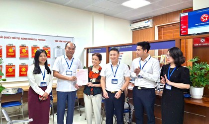 Hộ dân đầu tiên được phường Định Công trao 