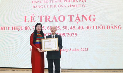 Chủ tịch Ủy ban MTTQ Việt Nam Thành phố Nguyễn Lan Hương trao Huy hiệu Đảng tại Đảng bộ phường Vĩnh Tuy