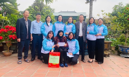 HỘI LHPN XÃ SÓC SƠN TỔ CHỨC THĂM, TẶNG QUÀ NỮ ĐẢNG VIÊN CAO TUỔI ĐẢNG NHÂN KỶ NIỆM 96 NĂM NGÀY THÀNH LẬP ĐẢNG CỘNG SẢN VIỆT NAM VÀ CHÀO MỪNG ĐẠI HỘI ĐẠI BIỂU TOÀN QUỐC LẦN THỨ XIV CỦA ĐẢNG! 