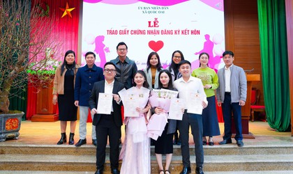 UBND xã Quốc Oai tổ chức Lễ trao Giấy chứng nhận kết hôn trang trọng, ý nghĩa