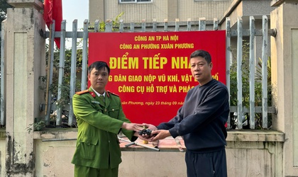 Công an phường Xuân Phương tuyên truyền, vận động người dân thu hồi vũ khí, vật liệu nổ, công cụ hỗ trợ; ký cam kết phòng ngừa vi phạm về pháo trên địa bàn phường. 