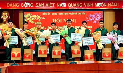 Đảng ủy phường Ô Chợ Dừa kết nạp quần chúng ưu tú chuẩn bị nhập ngũ vào Đảng