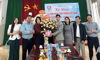Lãnh đạo xã Mê Linh chúc mừng các đơn vị y tế nhân ngày Thầy thuốc Việt Nam