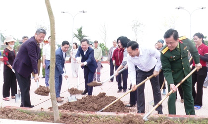 LÃNH ĐẠO TRUNG ƯƠNG VÀ THÀNH PHỐ DÂNG HƯƠNG, TRỒNG CÂY TẠI XÃ ỨNG HÒA.