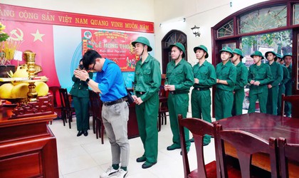 Phường Kim Liên tổ chức lễ kết nạp Đảng cho 04 quần chúng ưu tú trước khi lên đường thực hiện nghĩa vụ quân sự