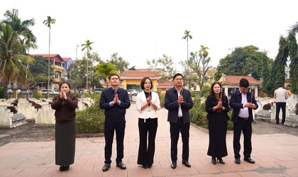 Đồng chí Chủ tịch UBND xã thăm và tặng quà các gia đình chính sách nhân dịp chuẩn bị đón Tết nguyên đán Bính Ngọ 2026