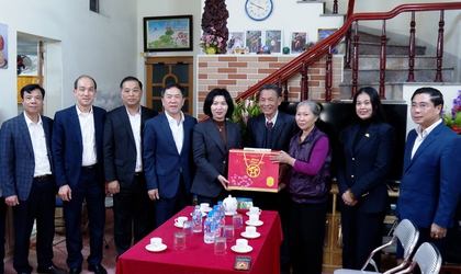 CHỦ TỊCH HĐND THÀNH PHỐ HÀ NỘI PHÙNG THỊ HỒNG HÀ THĂM, TẶNG QUÀ TẾT NGƯỜI CÓ CÔNG VỚI CÁCH MẠNG TẠI XÃ ỨNG HÒA.