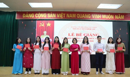 Trung tâm Chính trị phường Từ Liêm bế giảng lớp bồi dưỡng nhận thức về Đảng đợt 1 năm 2026