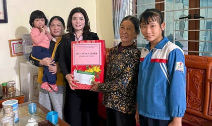 Phòng giao dịch Ngân hàng Chính sách xã hội Sóc Sơn thăm, tặng quà Tết Bính Ngọ 2026 tại xã Đa Phúc