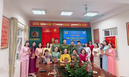 Công an phường Phúc Lợi tổ chức gặp mặt, tặng quà cán bộ nữ nhân kỷ niệm 116 năm Ngày Quốc tế Phụ nữ (08/3/1910-08/3/2026)