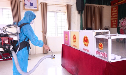 Xã Vân Đình phun khử khuẩn khu vực bỏ phiếu trước ngày bầu cử 15/3