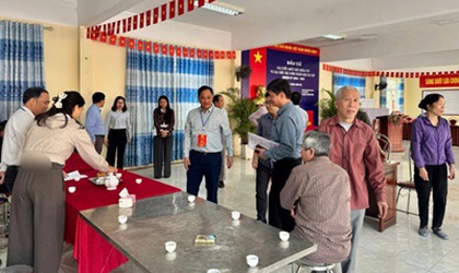 Đồng chí Cao Văn Toàn - UV BTV, Trưởng Ban xây dựng Đảng kiểm tra, giám sát công tác bầu cử các khu vực bỏ phiếu tại  thôn Giang Xá và Tổ dân phố Trạm Trôi