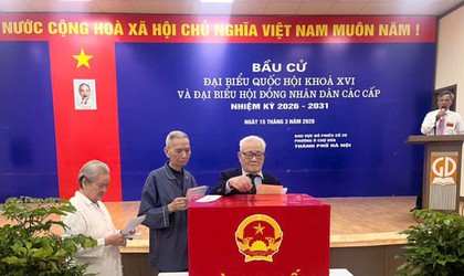 Người cao tuổi phường Ô Chợ Dừa gửi gắm niềm tin qua từng lá phiếu