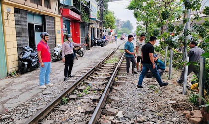 PHƯỜNG PHƯƠNG LIỆT: RA QUÂN ĐÓNG LỐI ĐI TỰ MỞ QUA ĐƯỜNG SẮT, ĐẢM BẢO AN TOÀN GIAO THÔNG