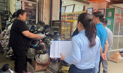 Xuân Mai: Trực tiếp hướng dẫn hộ kinh doanh, cá nhân kinh doanh sử dụng công nghệ số hỗ trợ quản lý kinh doanh tại khu chợ Xuân Mai