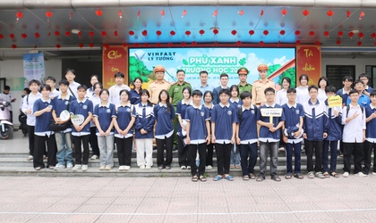 Quốc Oai Tuyên truyền luật giao thông học đường Tặng quà lan tỏa yêu thương, nâng cao ý thức giao thông