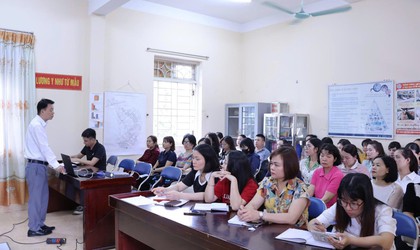 Trạm Y tế phường Dương Nội tập huấn kiến thức an toàn thực phẩm cho nhân viên phụ trách y tế học đường và bếp ăn các trường học