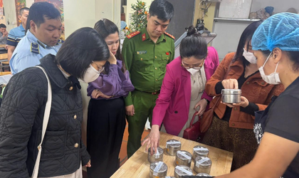 Đoàn kiểm tra liên ngành số 01 thành phố Hà Nội kiểm tra các sơ sở kinh doanh dịch vụ ăn uống tại Phủ Tây Hồ