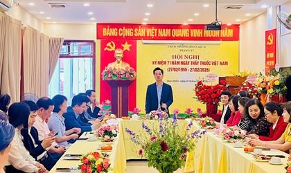 Phường Hoàn Kiếm thăm và tặng hoa chúc mừng các đơn vị y tế kỷ niệm 71 năm ngày thầy thuốc Việt Nam (27/2/1955- 27/02/2026)