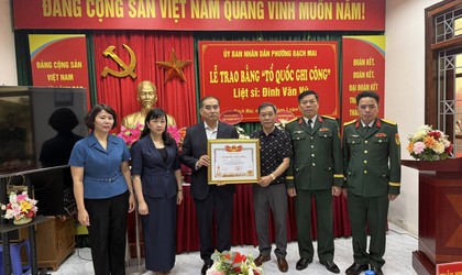 Ban chỉ huy Quân sự phường Bạch Mai long trọng tổ chức Lễ trao Bằng “Tổ quốc ghi công” đối với liệt sĩ Đinh Văn Vũ