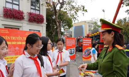 Tuyên truyền, hướng dẫn an toàn phòng cháy, chữa cháy tại phố đi bộ hồ Hoàn Kiếm