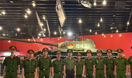 Chi đoàn Công an xã Bát Tràng đẩy mạnh giáo dục truyền thống qua hoạt động tham quan thực tế