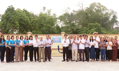 HỘI LIÊN HIỆP PHỤ NỮ XÃ ỨNG HÒA KHÁNH THÀNH, BÀN GIAO SÂN CHƠI CỘNG ĐỒNG THÔN PHƯỢNG VIỀN.