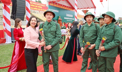 603 thanh niên khu vực phòng thủ số 2 Phúc Thọ lên đường nhập ngũ