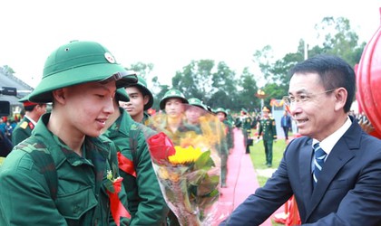 Phó Bí thư Thường trực Thành ủy Nguyễn Trọng Đông dự lễ giao quân tại điểm giao quân số 1 Ban Chỉ huy PTKV 1 - Sóc Sơn