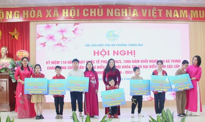 Phụ nữ Tương Mai thi đua chào mừng ngày bầu cử