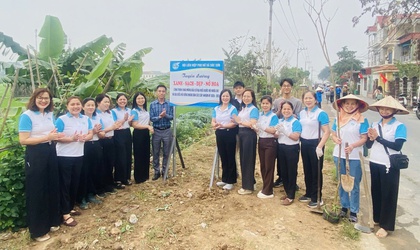 Hội LHPN xã Sóc Sơn tổ chức gắn biển công trình tuyến đường xanh sạch đẹp nở hoa. Chào mừng bầu cử ĐB Quốc hội khóa XVI và đại biểu HĐND các cấp nhiệm kỳ 2026-2031.