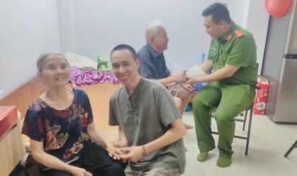 Công an phường Phương Liệt đưa cụ bà đi lạc trở về với gia đình
