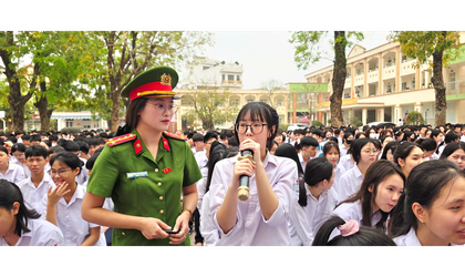 CÔNG AN XÃ HÁT MÔN TUYÊN TRUYỀN LUẬT AN TOÀN GIAO THÔNG VÀ HƯỚNG DẪN KỸ NĂNG THAM GIA GIAO THÔNG CHO HỌC SINH