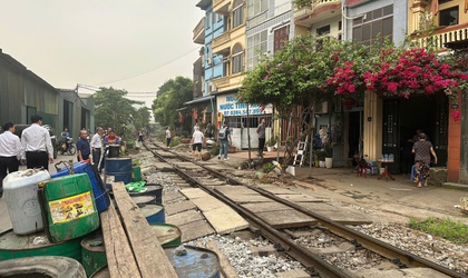 Ra quân xử lý lối đi tự mở qua đường sắt tại xã Thanh Trì