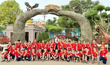 Học sinh trường Tiểu học Thúy Lĩnh rạng rỡ nụ cười trong chuyến tham quan trải nghiệm tại Glory Farm Resort