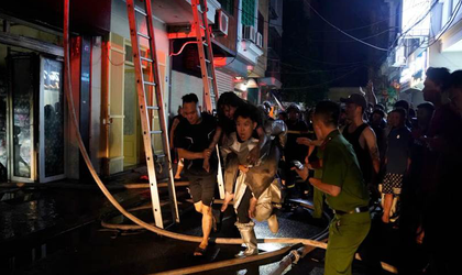 Kịp thời cứu 05 người mắc kẹt trong vụ cháy nhà dân tại phường Hồng Hà