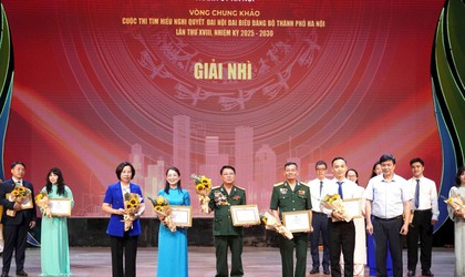 Đồng chí Phó Chủ tịch Công đoàn Phường Phú Thượng cùng các thành viên đội thi 