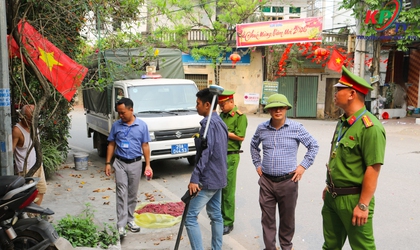 Tổ công tác xã Kiều Phú ra quân rà soát, đo đạc xác định mốc giới đất dọc tuyến đường Quốc Oai – Hòa Thạch đoạn qua thôn Phú Mỹ