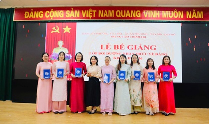 Trung tâm Chính trị phường Từ Liêm bế giảng lớp bồi dưỡng nhận thức về Đảng đợt 2 năm 2026